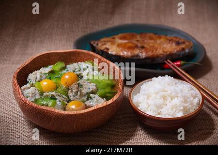 Mittagsmenü nach vietnamesischem Stil: Bittermelonensuppe, Reis und gebratener Thunfisch Stockfoto