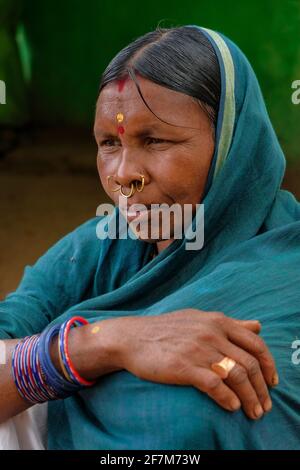 Kunduli, Indien - 2021. Februar: Porträt einer adivasi-Frau aus dem Stamm Kondh auf dem Kunduli-Markt am 19. Februar 2021 in Odisha, Indien. Stockfoto