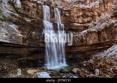 Wunderschöner Wasserfall Vallesinella in Madonna di Campiglio im Herbst, Nationalpark Adamello-Brenta, Trentino, Italien Dolomiten Stockfoto