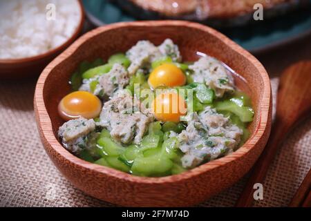 Bittermelonensuppe mit gehacktem Fisch und Eigelb Holzschüssel Stockfoto