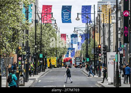 OXFORD STREET LONDON, GROSSBRITANNIEN 8. APRIL 2021. Neue Flaggen mit der Meldung „Together We are Oxford Street“ werden bei der Wiedereröffnung am 12. April angezeigt, da nicht wesentliche einzelhandelsops nach dem Ende der dritten nationalen Covid-19-Sperre wieder geöffnet werden dürfen. Credit amer Ghazzal/Alamy Live News Stockfoto