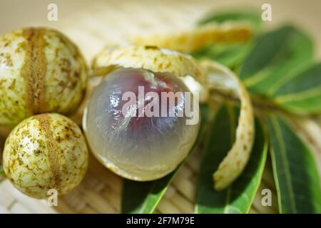 Geschälte Longan-Früchte (Dimocarpus longan) Nahaufnahme Stockfoto