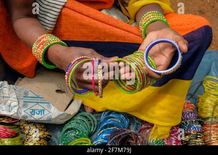 Kunduli, Indien - 2021. Februar: Adivasi-Frau aus dem Kondh-Stamm, die am 19. Februar 2021 in Odisha, Indien, Armbänder auf dem Kunduli-Markt verkauft. Stockfoto