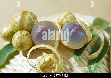 Geschälte Longan-Früchte (Dimocarpus longan) Nahaufnahme Stockfoto