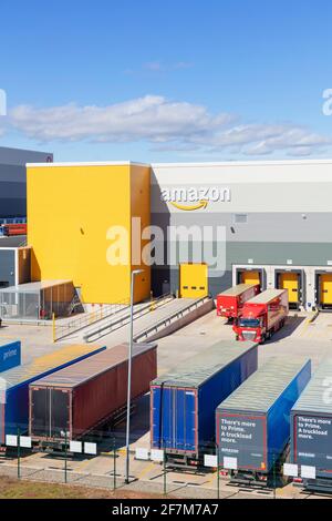 Amazon Warehouse UK mit Amazon Logo East Midlands Gateway SEGRO Logistics Park Junction 24 M1 East Midlands England GB Stockfoto