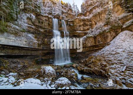 Wunderschöner Wasserfall Vallesinella in Madonna di Campiglio im Herbst, Nationalpark Adamello-Brenta, Trentino, Italien Dolomiten Stockfoto