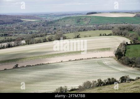 Butser Hill, Petersfield. April 2021. Heute sind es sonnige Intervalle im Süden Englands. Der Blick vom Gipfel des Butser Hill in Petersfield in Hampshire. Kredit: james jagger/Alamy Live Nachrichten Stockfoto