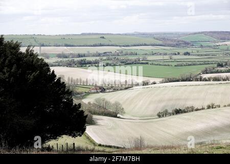 Butser Hill, Petersfield. April 2021. Heute sind es sonnige Intervalle im Süden Englands. Der Blick vom Gipfel des Butser Hill in Petersfield in Hampshire. Kredit: james jagger/Alamy Live Nachrichten Stockfoto