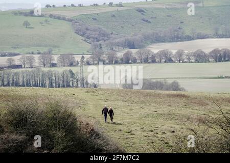 Butser Hill, Petersfield. April 2021. Heute sind es sonnige Intervalle im Süden Englands. Der Blick vom Gipfel des Butser Hill in Petersfield in Hampshire. Kredit: james jagger/Alamy Live Nachrichten Stockfoto