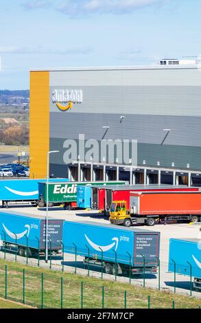 Amazon Lager mit Amazon Logo East Midlands Gateway SEGRO Logistics Park Junction 24 East Midlands England GB Stockfoto