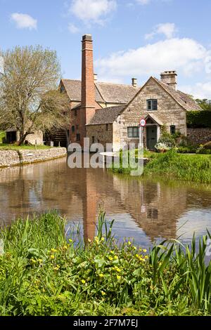 Die Old Mill on the River Eye, die durch das Cotswold-Dorf Lower Slaughter, Gloucestershire, Großbritannien, fließt Stockfoto