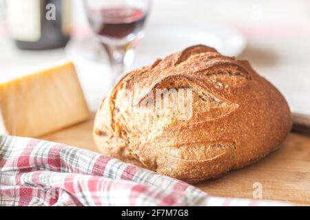 Bio-Brot auf Holzbrett Nahaufnahme Stockfoto