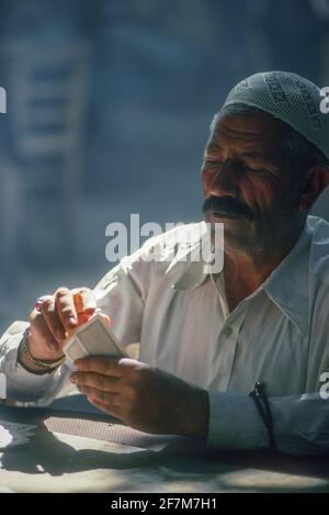 Mann spielt Karten Gumrek Caravanserai Urfa Türkei Stockfoto