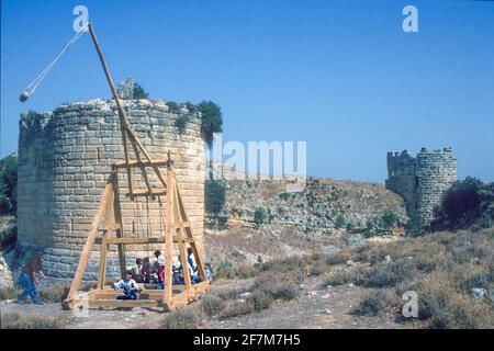 Moderne Replik Kreuzritter Belagerung Trebuchet oder Katapult durch lokale unterstützt Dorf Menschen Koz Schloss Türkei Stockfoto