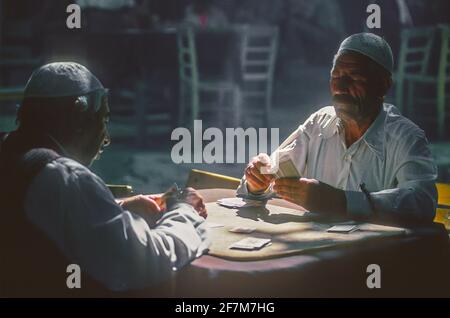 Die Kartenspieler zwei Männer Gumrek Caravanserai Urfa Türkei. Stockfoto