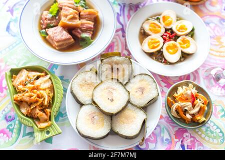 Asiatisches Familienessen in den Lunar New Year Days Stockfoto