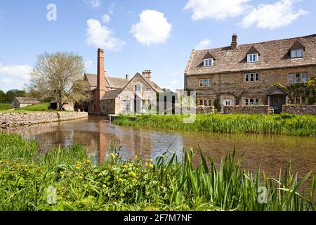 Die Old Mill on the River Eye, die durch das Cotswold-Dorf Lower Slaughter, Gloucestershire, Großbritannien, fließt Stockfoto