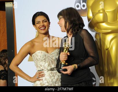 Priyanka Chopra, Margaret Sixel, Liev Schreiber im Pressesaal während der 88. Oscar-Verleihung, die am Sonntag, den 28. Februar 2016 im Dolby Theater in Hollywood, Kalifornien, stattfand. Foto von Jennifer Graylock-Graylock.com 917-519-7666 Stockfoto