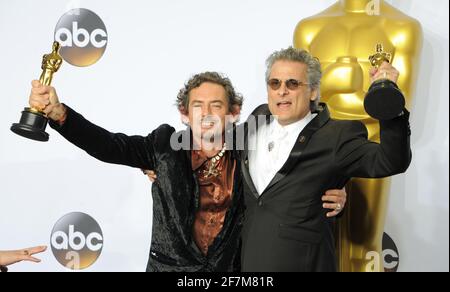 Sound Editors Mark A. Mangini (L), David White, Oscar-Gewinner im Presseraum während der 88. Oscar-Verleihung, die am Sonntag, 28. Februar 2016 im Dolby Theater in Hollywood, Kalifornien, stattfand. Foto von Jennifer Graylock-Graylock.com 917-519-7666 Stockfoto