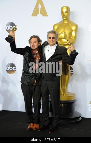 Sound Editors Mark A. Mangini (L), David White, Oscar-Gewinner im Presseraum während der 88. Oscar-Verleihung, die am Sonntag, 28. Februar 2016 im Dolby Theater in Hollywood, Kalifornien, stattfand. Foto von Jennifer Graylock-Graylock.com 917-519-7666 Stockfoto