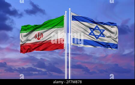 Die israelische und die iranische Flagge winken im Wind gegen den weißen, wolkigen, blauen Himmel. Diplomatie Konzept, internationale Beziehungen Stockfoto