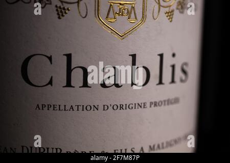 Viersen, Deutschland - 1. März. 2021: Makro Nahaufnahme eines isolierten Weißweinflaschenlabels mit Worttext chablis Stockfoto