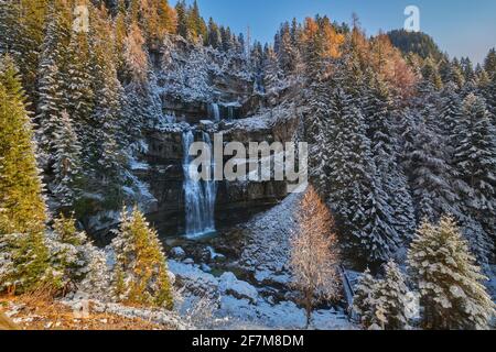 Wunderschöner Wasserfall Vallesinella in Madonna di Campiglio im Herbst, Nationalpark Adamello-Brenta, Trentino, Italien Dolomiten Stockfoto