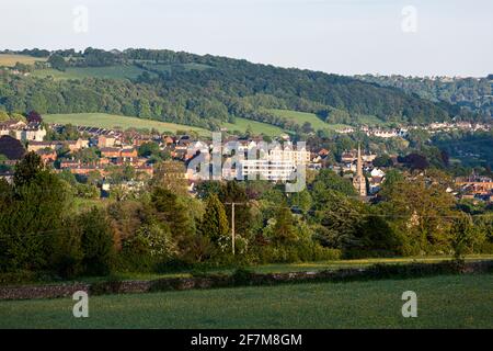 Sonnenlicht am späten Abend auf der Cotswold-Stadt Stroud, Gloucestershire, Großbritannien Stockfoto