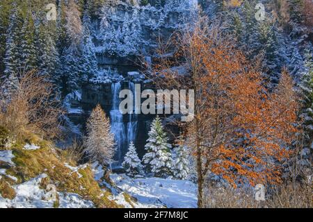 Wunderschöner Wasserfall Vallesinella in Madonna di Campiglio im Herbst, Nationalpark Adamello-Brenta, Trentino, Italien Dolomiten Stockfoto