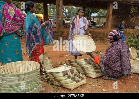 Laxmipur, Indien - 2021. Februar: Adivasi-Frauen vom Stamm Kondh kaufen am 20. Februar 2021 auf dem Laxmipur-Markt in Odisha, Indien, Rohrkörbe. Stockfoto