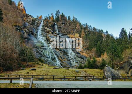 Wunderschöner Wasserfall Vallesinella in Madonna di Campiglio im Herbst, Nationalpark Adamello-Brenta Italien, Trentino Dolomiten Alpen Stockfoto