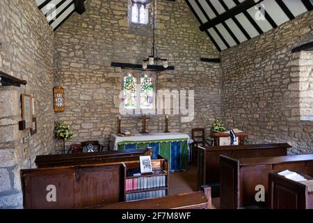 Einfache Innenausstattung der Kapelle im Innenhof der Almshäuser Perry & Dawes (1638) in der Cotswold-Stadt Wotton Under Edge, Gloucestershire, Großbritannien Stockfoto