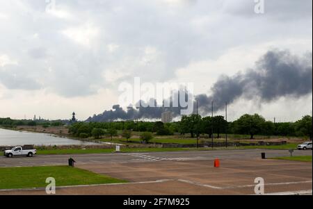 Der Rauch vom K-Solv Industriebrand in Channelview, Texas, steigt am Mittwoch, den 7. April 2021, in La Porte, Texas, über das Schlachtschiff Texas und den Houston Ship Channel. Die Chemieanlage K-Solv brach nach einer Explosion in Flammen aus, wobei eine große Rauchwolke, die kilometerlang zu sehen war, zu sehen war. (Foto von Jennifer Lake/Sipa USA) Stockfoto