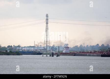 Rauch vom K-Solv Industriebrand in Channelview, Texas, wird über dem Houston Ship Channel gesehen, als das Feuer am Mittwoch, den 7. April 2021 in La Porte, Texas, gelöscht wurde. Die Chemieanlage K-Solv brach nach einer Explosion in Flammen aus, wobei eine große Rauchwolke, die kilometerlang zu sehen war, zu sehen war. (Foto von Jennifer Lake/Sipa USA) Stockfoto