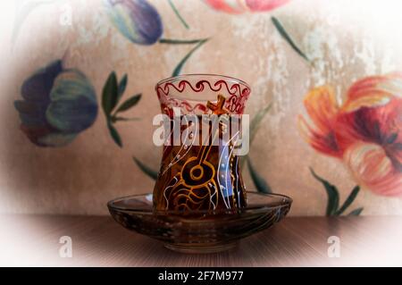 Tee im aserbaidschanischen traditionellen armudu birnenförmigen Glas auf einem hölzernen Tabelle Stockfoto