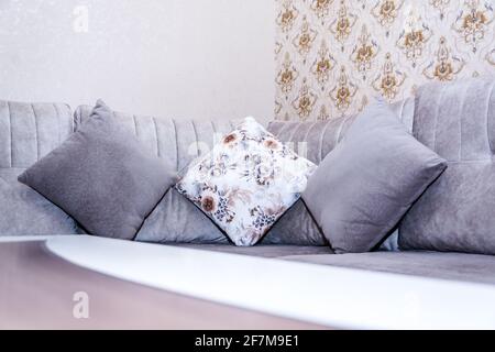 schönes Wohnzimmer mit weißen sofa Stockfoto