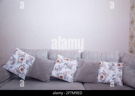 schönes Wohnzimmer mit weißen sofa Stockfoto