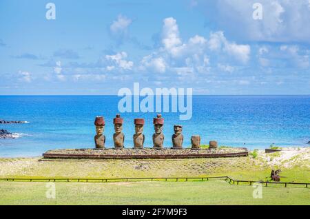 Der 7 Moai auf Ahu Noa-Nao auf der vom Pazifik entfernten Anakena Beach an der Küste der Osterinsel (Rapa Nui), Chile Stockfoto