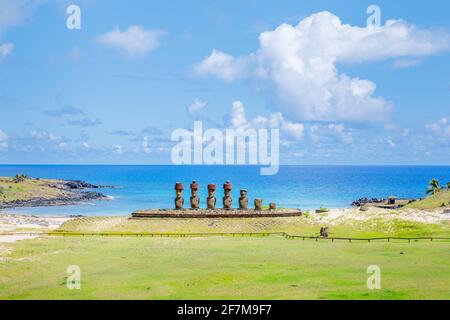 Der 7 Moai auf Ahu Noa-Nao auf der vom Pazifik entfernten Anakena Beach an der Küste der Osterinsel (Rapa Nui), Chile Stockfoto