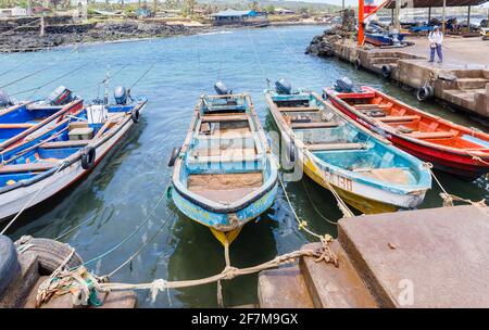 Kleine hölzerne Fischerboote, die im Hafen von Hanga Roa, der Hauptstadt der Osterinsel (Rapa Nui), Chile, festgemacht sind Stockfoto