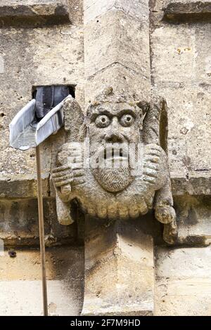 Eine der vielen grotesken Wasserspeier, die die Pfarrkirche St. Peters in der Cotswold-Stadt Winchcombe, Gloucestershire, Großbritannien, begrachen Stockfoto