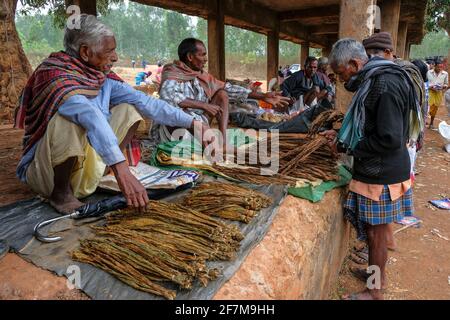 Laxmipur, Indien - Februar 2021: Männer verkaufen Tabakblätter auf dem Wochenmarkt in Laxmipur am 20. Februar 2021 in Odisha, Indien. Stockfoto