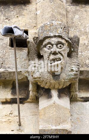 Eine der vielen grotesken Wasserspeier, die die Pfarrkirche St. Peters in der Cotswold-Stadt Winchcombe, Gloucestershire, Großbritannien, begrachen Stockfoto