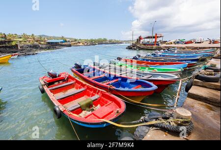 Kleine hölzerne Fischerboote, die im Hafen von Hanga Roa, der Hauptstadt der Osterinsel (Rapa Nui), Chile, festgemacht sind Stockfoto