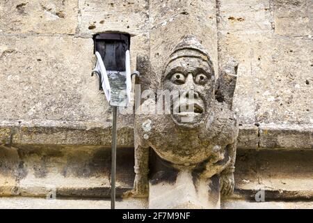 Eine der vielen grotesken Wasserspeier, die die Pfarrkirche St. Peters in der Cotswold-Stadt Winchcombe, Gloucestershire, Großbritannien, begrachen Stockfoto