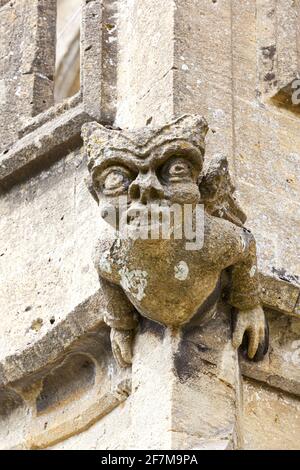 Eine der vielen grotesken Wasserspeier, die die Pfarrkirche St. Peters in der Cotswold-Stadt Winchcombe, Gloucestershire, Großbritannien, begrachen Stockfoto