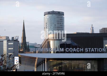 Blick auf das ikonische Rotunda-Gebäude in Deritend über dem Busbahnhof Digbeth, der am 7. Januar 2021 in Birmingham, Großbritannien, in Erwartung einer Sanierung im letzten Jahr, weniger als eine halbe Meile vom Stadtzentrum entfernt, zu stehen scheint. Birmingham befindet sich in einer massiven Transformation namens Big City Plan, die die umstrittene Erneuerung des Stadtzentrums sowie eine sekundäre Zone umfasst, die sich weiter ausstreut. Der Big City Plan ist das ehrgeizigste und weitreichendste Entwicklungsprojekt, das in Großbritannien durchgeführt wird. Das Ziel für Birmingham Stockfoto