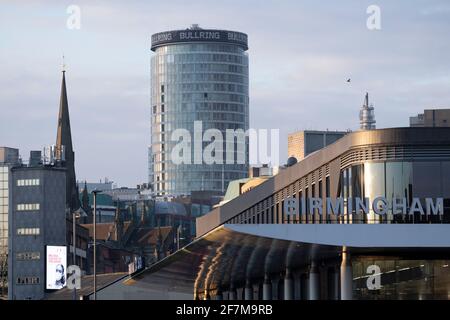 Blick auf das ikonische Rotunda-Gebäude in Deritend über dem Busbahnhof Digbeth, der am 7. Januar 2021 in Birmingham, Großbritannien, in Erwartung einer Sanierung im letzten Jahr, weniger als eine halbe Meile vom Stadtzentrum entfernt, zu stehen scheint. Birmingham befindet sich in einer massiven Transformation namens Big City Plan, die die umstrittene Erneuerung des Stadtzentrums sowie eine sekundäre Zone umfasst, die sich weiter ausstreut. Der Big City Plan ist das ehrgeizigste und weitreichendste Entwicklungsprojekt, das in Großbritannien durchgeführt wird. Das Ziel für Birmingham Stockfoto