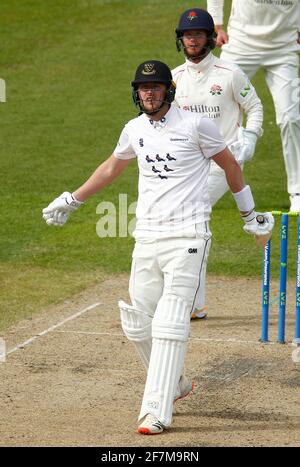 Manchester, Großbritannien. 8. April 2021: English County Cricket, Lancashire versus Sussex; Ollie Robinson von Sussex bei der Fledermaus Stockfoto