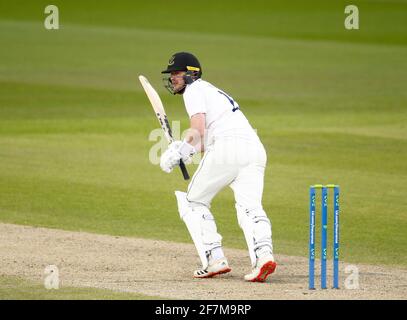 Manchester, Großbritannien. 8. April 2021: English County Cricket, Lancashire versus Sussex; Ollie Robinson von Sussex schneidet den Ball für Läufe von seinen Beinen Stockfoto